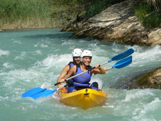  Begeisterte junge Leute auf dem Fluss 